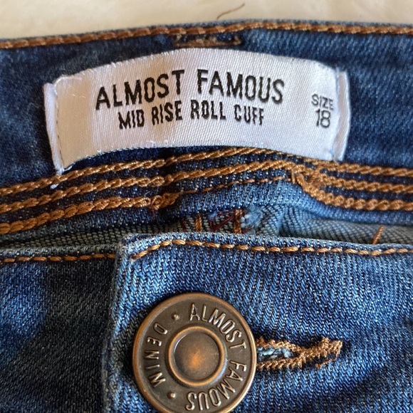 PLUS Size 18 ALMOST FAMOUS Mid Rise Roll Cuff Ripped Jeans - Picture 4 of 10